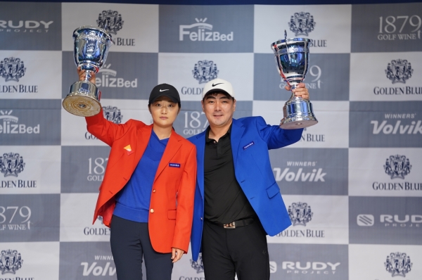 ‘2019 골든블루 워너스컵’ 4차 결선 대회가 16일(토) 대전 유성구 골프존조이마루에서 열린 가운데 우승을 한 박범희, 이진경 조가 우승 트로피를 들어 올리고 있다