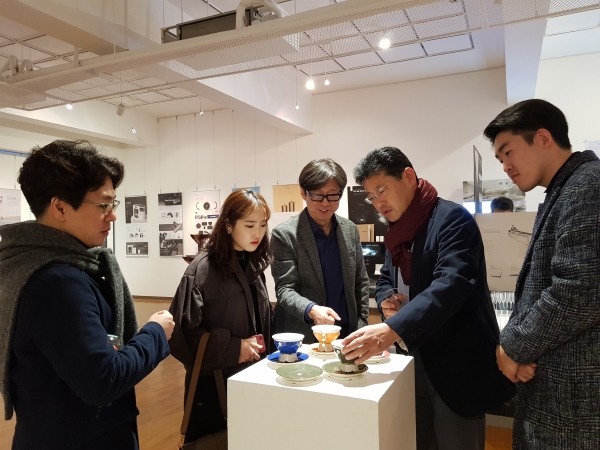 전시작품을 관람 중인 상명대 교수들과 재학생들.