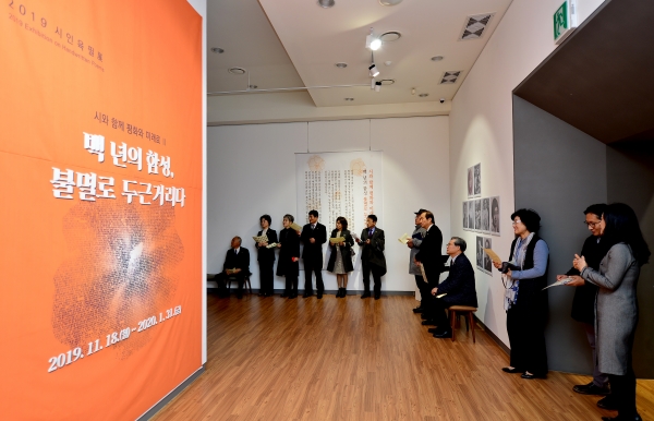 전시회 오프닝 행사에 참석한 대학 관계자, 관람객들이 작품을 감상하고 있다.