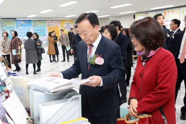 제9회 연구학교 박람회장을 둘러보는 설 교육감