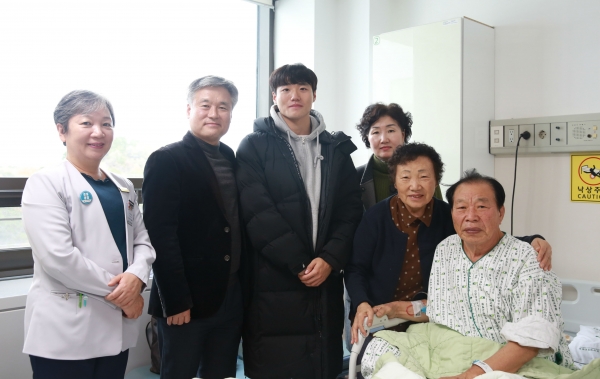 건양대병원에 입원해 건강을 회복 중인 송영호 씨(오른쪽 첫 번째)를 찾은 이동규 씨(왼쪽 세 번째)와 김진수 의료IT공학과 학과장(왼쪽 두 번째). 맨 왼쪽은 건양대병원 이혜옥 간호부장, 오른쪽 두 번째, 세 번째는 송 씨의 가족.
