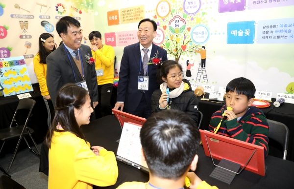 20일, 대전컨벤션센터(DCC)에 '2019 대전미래교육박람회'장을 둘러보고 있는 설동호 교육감