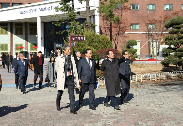 이덕훈 한남대 총장(오른쪽 두번째)이 경제단체장들과 캠퍼스 투어를 하며 학교소개를 하고 있다.