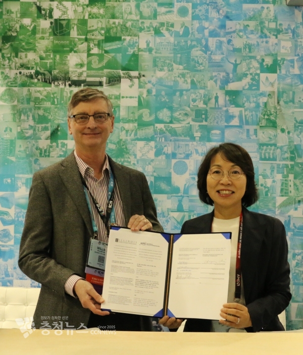 (왼쪽부터)빌 그롭(Bill Gropp) NCSA 소장과 KISTI 최희윤 원장