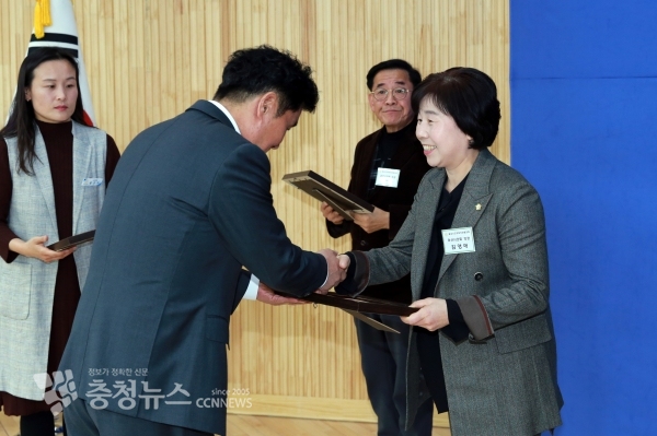 아산시의회 김영애 의장이 전국 시·군·자치구 의회의장협의회 강필구 회장으로부터 의정봉사상을 수상하고 있다.