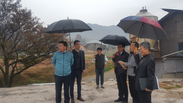 구만섭 천안시장 권한대행 미생물 이용 악취저감시설 설치 농가 현장검증 모습