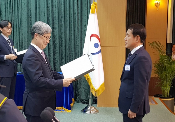 한국농어촌공사 조영호 감사실장(사진오른쪽)이 22일 감사원에서  감사원장으로부터 자체감사사항 콘테스트 우수상을 수여받았다