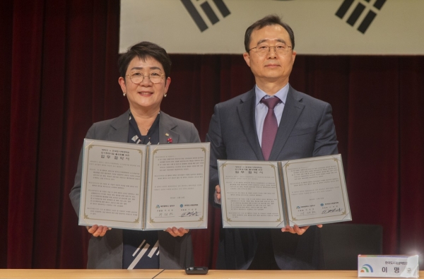 22일 대덕문화원에서 열린 기획세미나에 앞서 대덕구와 (사)한국도시재생학회가 대덛구 도시재생사업 활성화를 위한 업무협약을  체결했다. 박정현 대덕구청장(왼쪽)과 이명훈 한국도시재생학회장