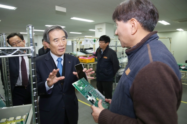 한국서부발전 김병숙 사장(좌측)이 네오피스 구춘서 대표(우측)에게 전력계통 자동화 장치 등 국산화 개발에 상호간 시너지 창출을 당부하고 있다.
