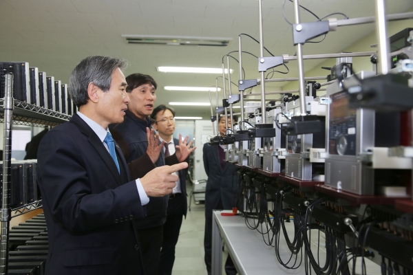 한국서부발전 김병숙 사장이 네오피스 구춘서 대표로부터 전력감시제어시스템에 대한 설명을 듣고 있다.