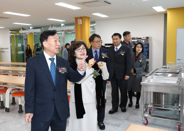 친환경 생활체육시설“대청나래관”을 둘러보는 설동호 교육감