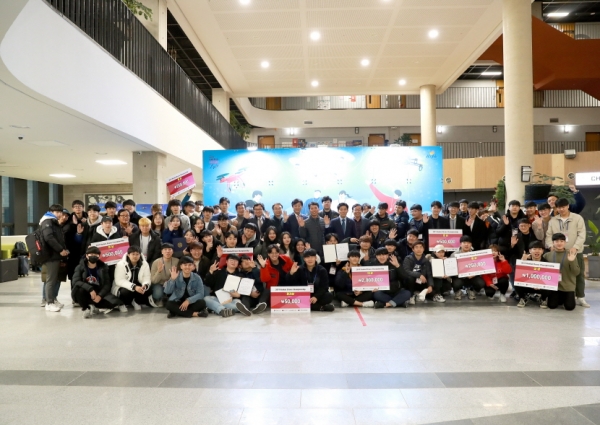 2019 한밭 드론 챔피언십에 참가한 팀과 관계자들이 전체기념 촬영을 하고 있다.