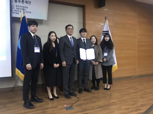 대한설비공학회 김용찬 회장과 대상을 수상한 한밭대 설비공학과팀 학부생들이 함께 기념촬영