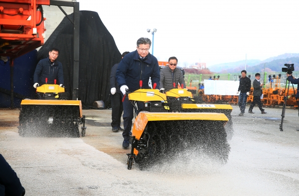 26일 외삼동의 제설자재 야적장에서 정용래 유성구청장이 제설장비를 시연하고 있다