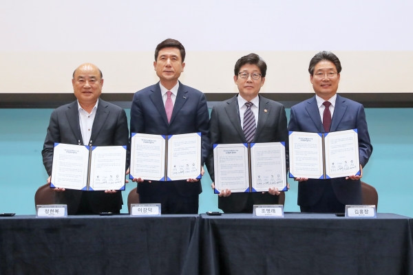 철강산업도시 상생협약(왼쪽부터 정현복 광양시장 이강덕 포항시장 조명래 환경부장관 김홍장 당진시장).