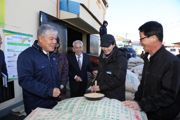 문정우 금산군수는 12일부터 진행하는 2019 공공비축미곡 수매현장에 방문했다.