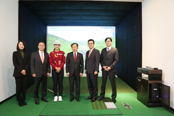 골프존_성균관대학교 기증식. (왼쪽부터) 성대 스포츠인터랙션대학원 김태희 학과장, 성대 스포츠과학대학 장경로 학장, 인주연 프로, 성대 신동렬 총장, 골프존 박기원 대표, 골프존 김성한 상무