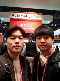 2019 오토메이션 페어에 참여한 (좌)나성민, (우)김우현 학생이 기념촬영