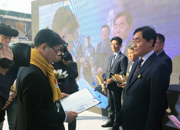 염종호(우측) 한국산림복지진흥원 상임이사가 27일 강원 춘천시 춘천사회혁신파크에서 열린 '2019 사회혁신 한마당' 개막식에서 이재관(좌측) 행정안전부 지방자치분권실장으로부터 지역혁신포럼 유공 관련 행정안전부장관 표창을 수상하고 있다.