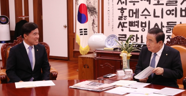 황인호 동구청장이 문희상 국회의장을 면담하고 있다