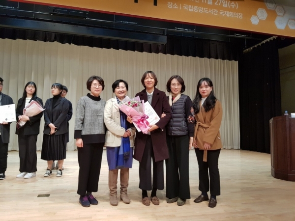 단체사진 (왼쪽부터 이영이 공주시 웅진도서관팀장, 서혜란 국립중앙도서관장, 임혜영 공주시 웅진도서관 주무관, 노의래 공주시 웅진도서관 주무관, 이소영 공주시 웅진도서관 주무관)