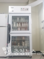 온·습도 조절장치와 잠금장치가 안전하게 작동 중인 세종시 한 학교 과학실험실 내 시약장