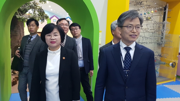 대전도시철도 김경철 사장과 대전어린이회관 이충선 원장이 어린이회관 시설과 방문아이들을 살펴보고 있다.