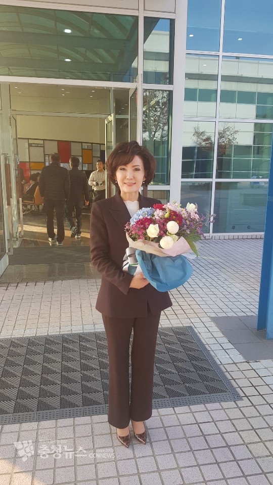 이진숙 후보가 결선 투표 이후 기념촬영을 하고 있다.