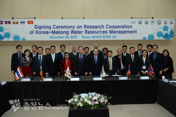 단체사진 (앞줄 좌측 5번째 이학수 한국수자원공사 사장)