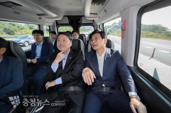 이춘희 시장을 비롯해 김학도 중기부 차관, 국토부 국토정책관 등 관계부처 관계자와 세종테크노파크, ㈜엔디엠 등 특구사업자는 자율주행차를 직접 시승해 운행
