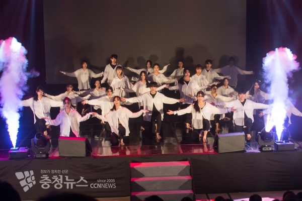 세종시 학생들이 창작 뮤지컬을 북경시 학생들에게 선보이고 있다.