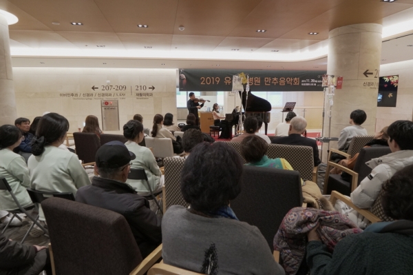 지난 28일 오후 4시 유성선병원 신관 2층 로비에서 ‘만추 음악회’를 열었다.