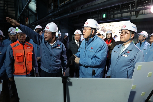 박윤옥 당진화력본부장이 당진화력 옥내저탄장에서 환경설비를 설명하고 있다.(우측부터 박일준 한국동서발전 사장, 반기문 국가기후환경회의 위원장, 박윤옥 당진화력본부장)