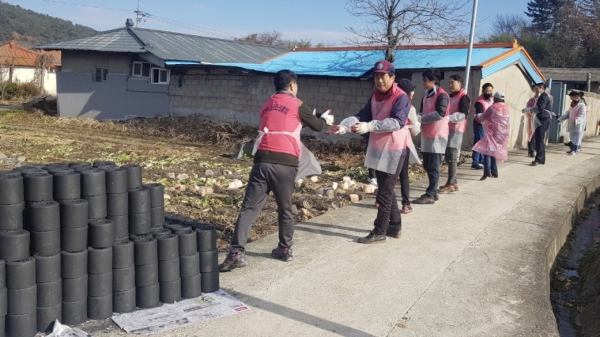 기성종합복지관과 대전하나로타리클럽이 취약계층을 위한 연탄나눔을 실시하고 있다.