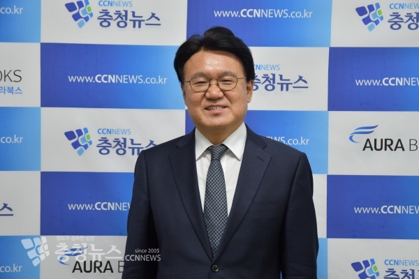 황운하 대전지방경찰청장이 지난달 29일 본사를 찾아 기념촬영 하고 있다.