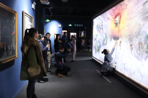 라뜰리에 관람중인 중국 관람객.