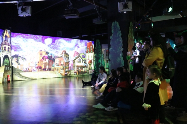 라뜰리에 관람중인 중국 관람객_쁘띠 라뜰리에 미디어 뮤지컬