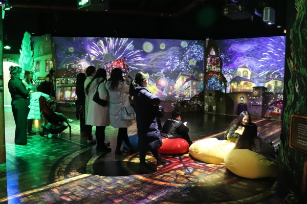 라뜰리에 관람중인 중국 관람객_쁘띠 라뜰리에 미디어 뮤지컬