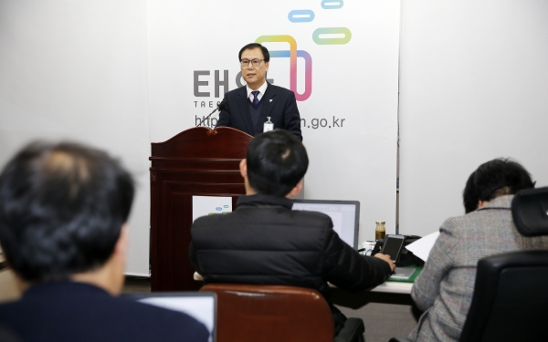 맹천호 행정지원과장 브리핑 모습