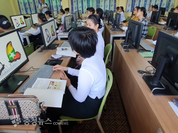 미얀마에서 세종시 교원들이 진행하는 정보화 연수에 집중하고 있는 현지 교원