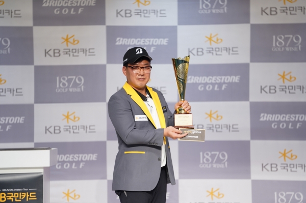 골프존이 지난 1일 골프존조이마루에서 개최한 2019 KB국민카드 GATOUR 챔피언십 결선대회 시상식에서 남자부 우승자 정문오가 우승 포즈를 취하고 있다.