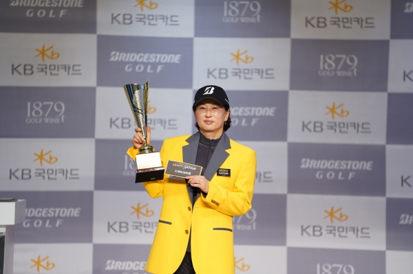 골프존이 지난 1일 골프존조이마루에서 개최한 2019 KB국민카드 GATOUR 챔피언십 결선대회 시상식에서 여자부 우승자 이미숙이 우승 포즈를 취하고 있다
