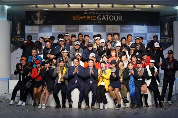 골프존이 지난 1일 골프존조이마루에서 개최한 2019 KB국민카드 GATOUR 챔피언십 결선대회 에서 참가자들이 단체 기념 촬영을 하고 있다.