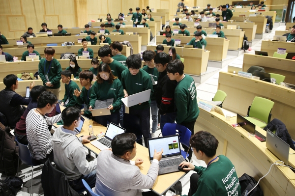 데이터톤 참가자들이 멘토에게 조언을 구하는 모습