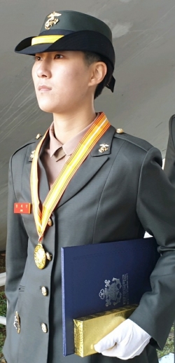 제380기 해병대부사관후보생 임관식에서 해군참모총장상을 받고있는 정세빈하사