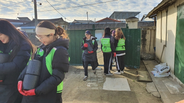 건양대 재학생들이 가야곡면 일대에서 연탄 나눔 봉사활동을 진행하고 있다