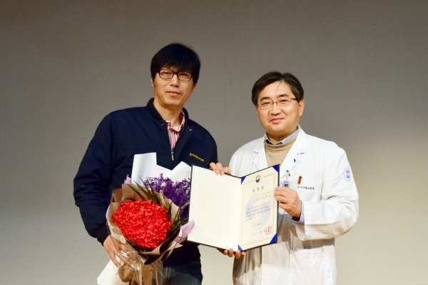 을지대학교병원 강병걸 소방기사, 소방청장 표창/ .좌) 강병걸 소방기사 우) 김하용 을지대학교병원장