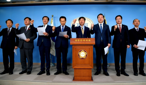 참좋은지방정부협의회, 민식이법 등 ‘어린이교통안전법안’, 자치분권 관련법 국회 통과 촉구 / 왼쪽부터 이성 서울 구로구청장, 김우룡 부산 동래구청장, 홍성열 증평군수, 김영종 서울 종로구청장, 황명선 논산시장, 김두관 국회의원, 염태영 수원시장, 박준배 김제시장