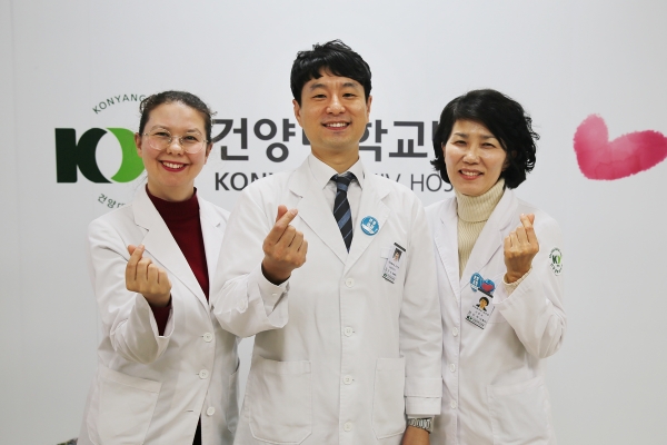 왼쪽부터 이리나씨, 김근수씨, 문은주씨 둥 대외협력팀 직원 3명이 외국인 의료관광 활성화와 각종 봉사활동 등으로 지역사회 발전에 기여한 공로로 각종 표창을 수상하게 되었다.