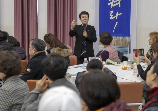 4일 구청 청렴관에서 ‘2019년 평생학습 관계자 역량강화 교육’을 열고 ‘학습 ․ 공동체 ․ 주민자치 등 평생학습의 사회적 가치 확장’이라는 주제의 특강과 토론을 진행했다. 박정현 대덕구청장이 교육에 앞서 참석자들과 인사를 나누고 있다.